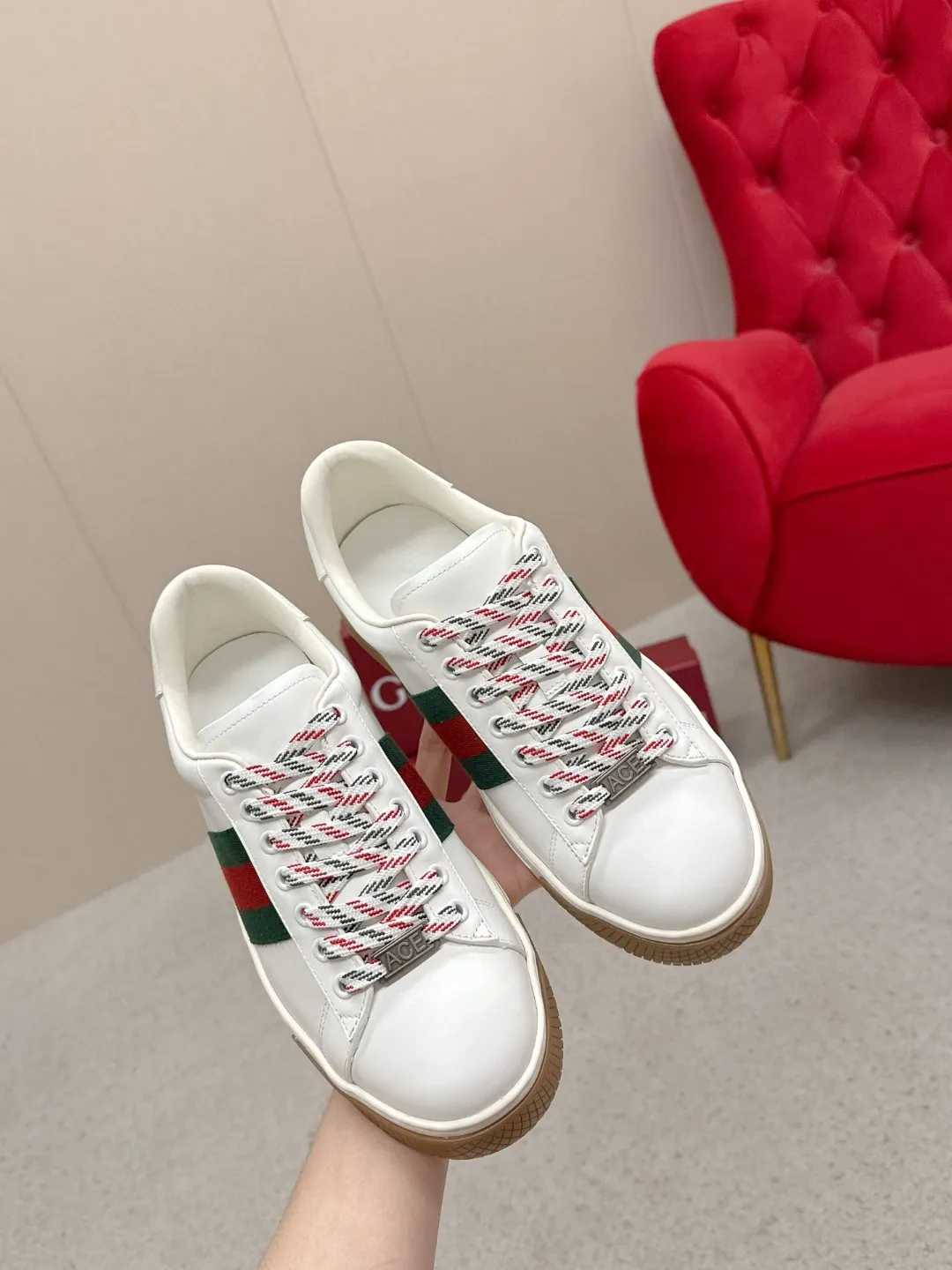 Factory price: 460💰Gucci Gucci's latest ACE series casual sports shoes, the same style as all the stars, classic brown canvas + leather stitching, the red and green stripes on the side are very recognizable. Perfect shoe last, perfect for daily casual wear, super beautiful and comfortable on the feet, a must-have for fashionistas 💯 ☑️Material: Original customized imported first-layer cowhide ☑️Inner lining: Customized imported cowhide ☑️Outsole: Original molded non-slip TPU sole ☑️Sole thickness: 2.5cm ☑️Size: Men's 38-44, customized 45